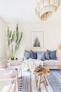 Decoración con cactus del sofá