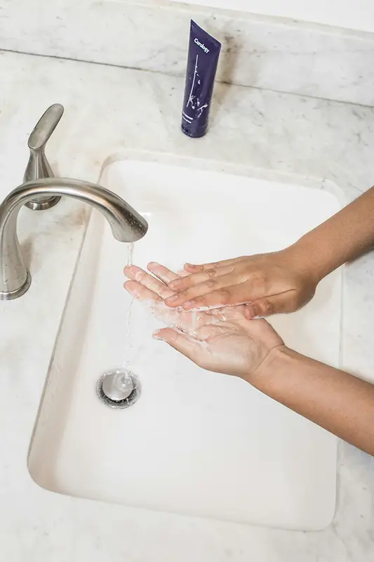 Lavar manos antes de sacar las espinas de la piel